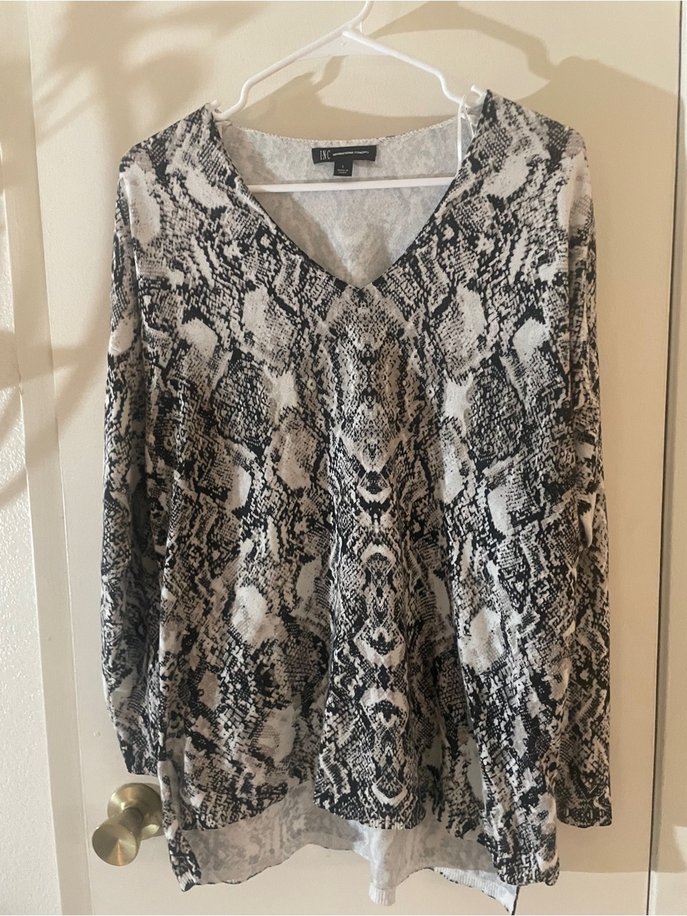 Snake Print V-Neck Lightweight High Low Sweater Women’s L